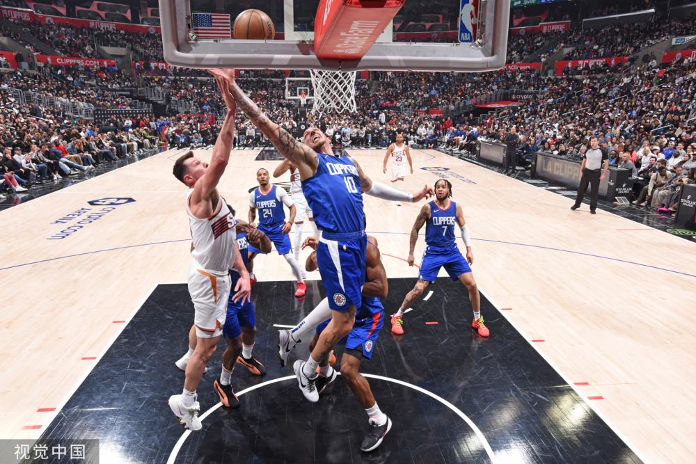 他在接受采 他在接受采